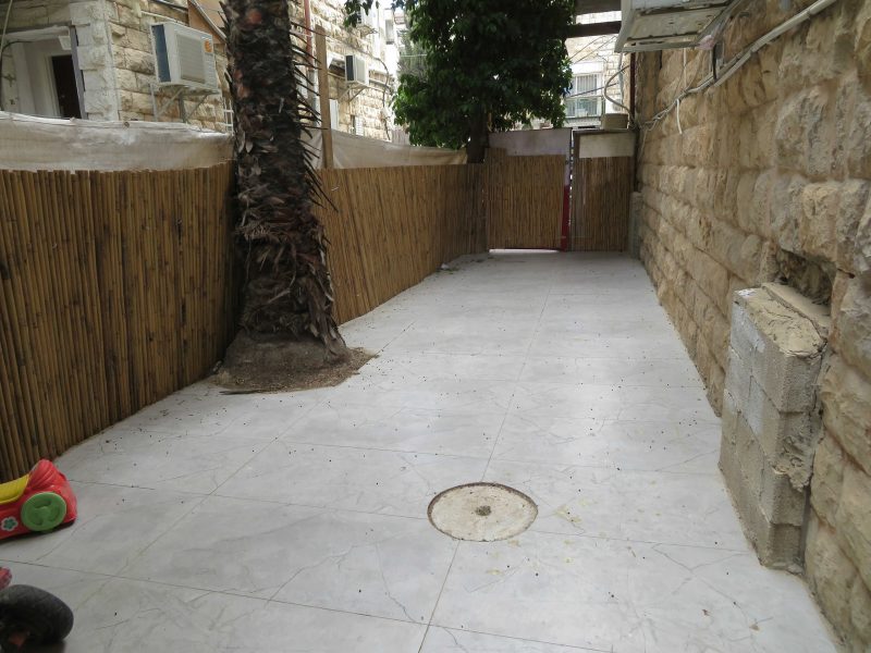 דירה עם חצר גדולה וכניסה פרטית, באזור כיכר השבת, גאולה מאה שערים מרכז ירושלים