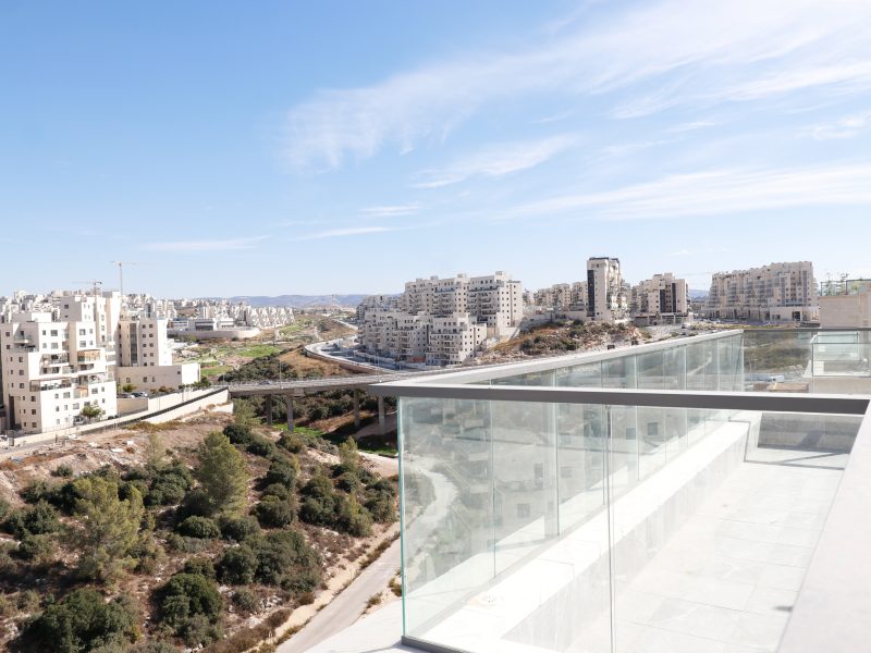 "רויאל הייטס " דירת פנטאהוז ענקית ומפוארת ברמת בית שמש ד4 , (יש ברשותינו מאגר דירות באזור, בכל הגדלים והמחירים ,ניתן לקבל קטלוג במייל TIVUCH.SHABAT@GMAIL.COM )