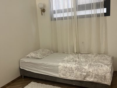 דירה חדשה מהממת ומשופצת, עם מרפסת, אזור העירייה בני ברק