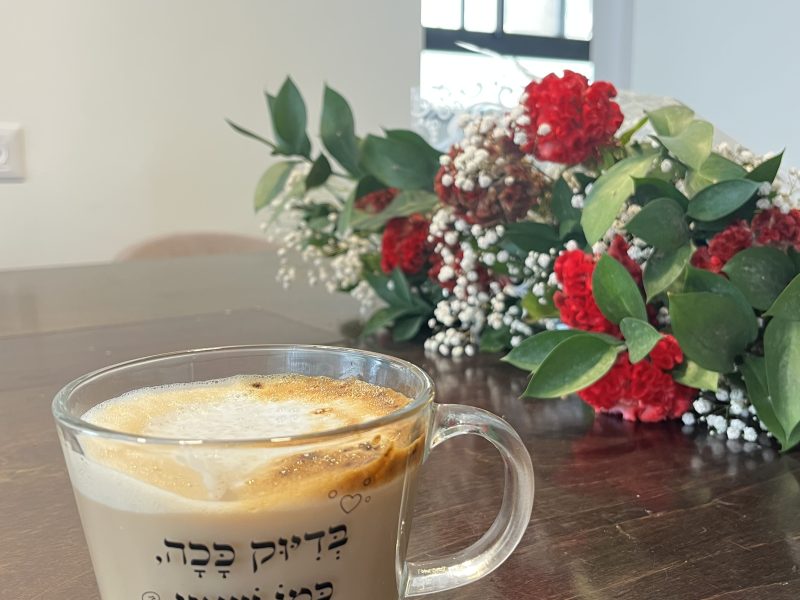 דירה חדשה מהממת ומשופצת, עם מרפסת, אזור העירייה בני ברק