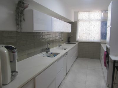 דירת פנטהאוז יפייפיה בנתניה עם מרפסת ענקית ומושקעת- ערסלים, שולחן טניס, תוכים ועוד