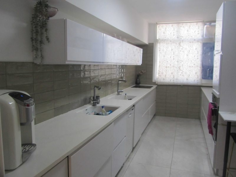 דירת פנטהאוז יפייפיה בנתניה עם מרפסת ענקית ומושקעת- ערסלים, שולחן טניס, תוכים ועוד