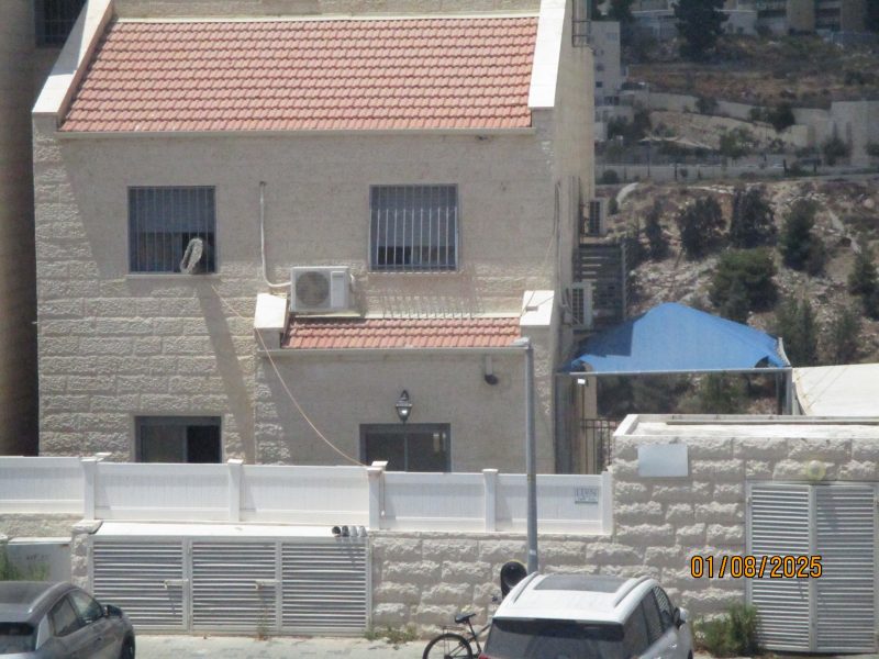 חופשה חלומית בנווה הפסגה! דירת נופש מפנקת עם בריכת עמודים ענקית, דירת גן מרווחת ומאובזרת למשפחות, ירושלים