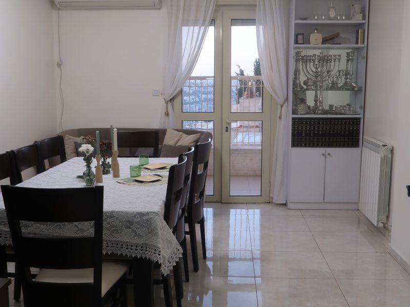 דירת 4 חדרים חדיש ונקיה בקרית בעלזא, ירושלים