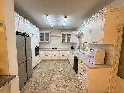 וילה מפוארת ומטופחת בנתניה, סמוך לחוף הנפרד + יחדה נפרדת