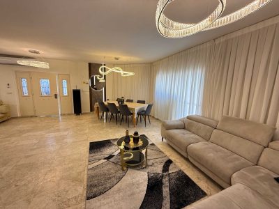 וילה מפוארת ומטופחת בנתניה, סמוך לחוף הנפרד + יחדה נפרדת