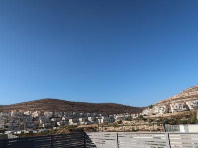 וילה גבעת זאב, עם בריכה גדולה