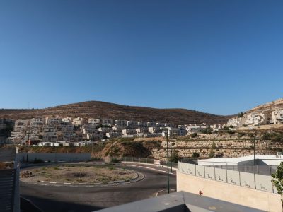 וילה גבעת זאב, עם בריכה גדולה