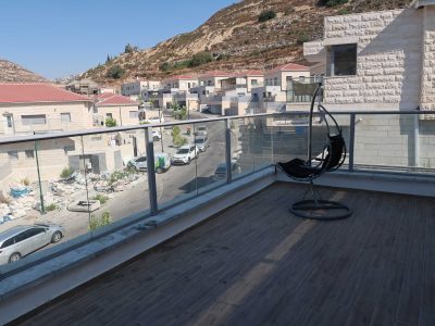 וילה גבעת זאב, עם בריכה גדולה