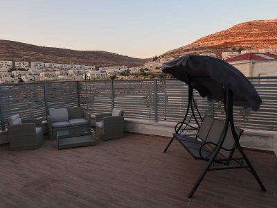 וילה גבעת זאב, עם בריכה גדולה