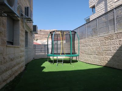 וילה גבעת זאב, עם בריכה גדולה