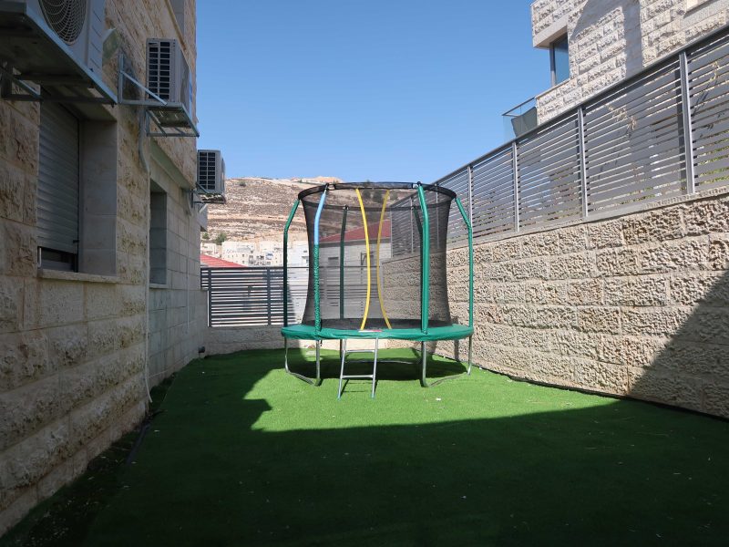 וילה גבעת זאב, עם בריכה גדולה