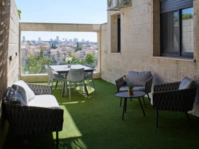 דירת 3 חדרי שינה מפוארת, בית וגן קרוב לבית חולים שערי צדק, ירושלים