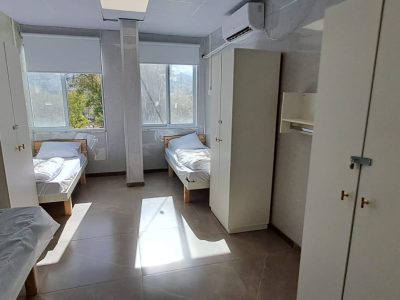 קמפוס ברמה גבוהה עם חצר ענקית ובית כנסת מפואר, בית שמש