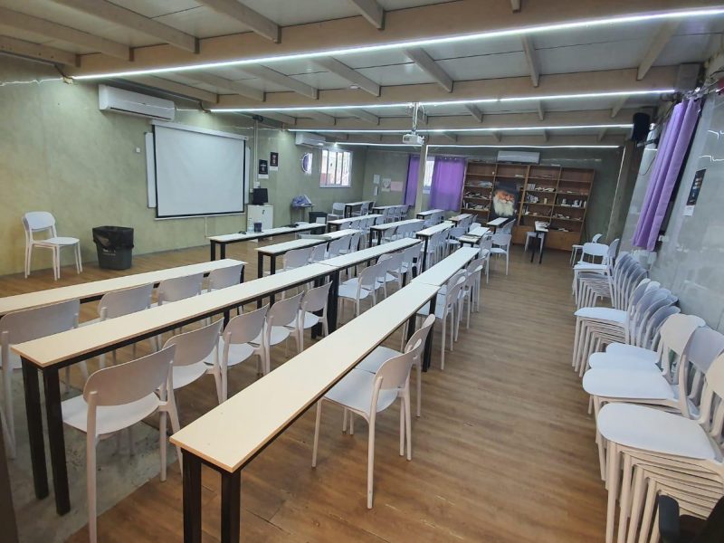 קמפוס ברמה גבוהה עם חצר ענקית ובית כנסת מפואר, בית שמש