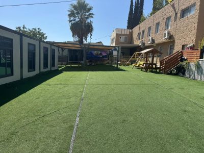 קמפוס ברמה גבוהה עם חצר ענקית ובית כנסת מפואר, בית שמש