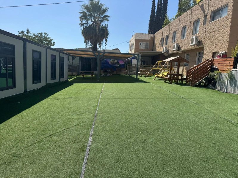 קמפוס ברמה גבוהה עם חצר ענקית ובית כנסת מפואר, בית שמש