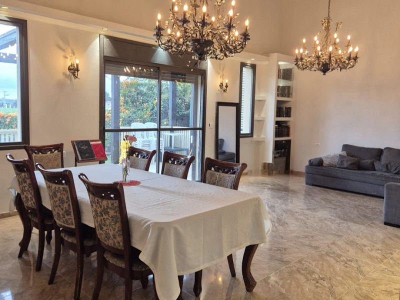 וילה ענקית יפיפיה, בית חלקיה