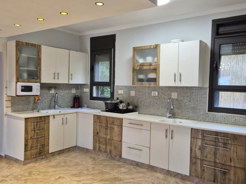 וילה ענקית יפיפיה, בית חלקיה