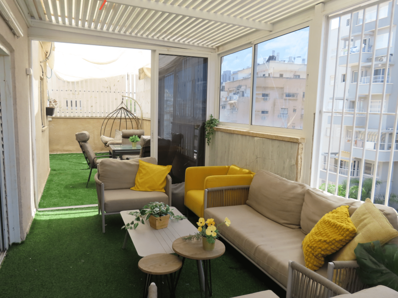 דירת פנטהאוז יפייפיה בנתניה עם מרפסת ענקית ומושקעת- ערסלים, שולחן טניס, תוכים ועוד