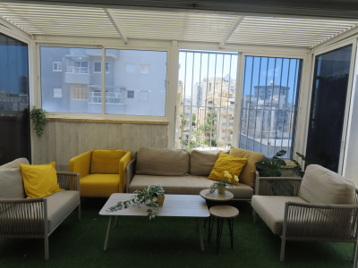 דירת פנטהאוז יפייפיה בנתניה עם מרפסת ענקית ומושקעת- ערסלים, שולחן טניס, תוכים ועוד