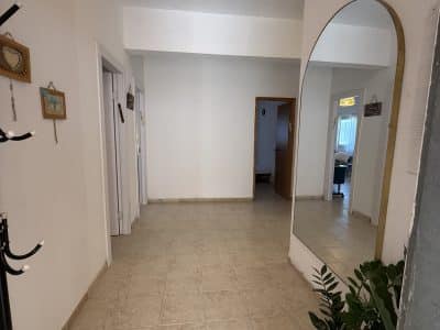 דירה לשבת בשלומי — בית כנסת מעל הבית ובריכה צנועה
