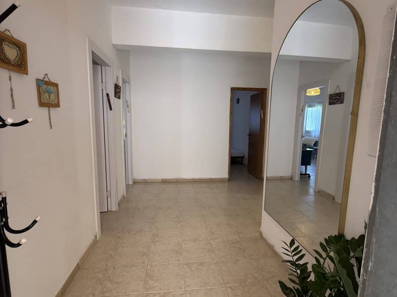 דירה לשבת בשלומי — בית כנסת מעל הבית ובריכה צנועה