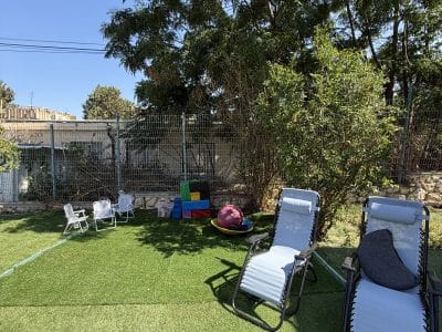 דירה לשבת בשלומי — בית כנסת מעל הבית ובריכה צנועה