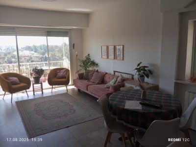 דירה לשבת ברחביה, ירושלים — 3 חדרי שינה, ג'קוזי ונוף
