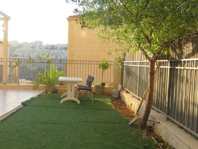דירת דופלקס, בפרויקט הנופש, נווה הפסגה, ירושלים. דירה עם חצר גדולה, שפע אטרקציות, נוף מדהים ואויר מטורף