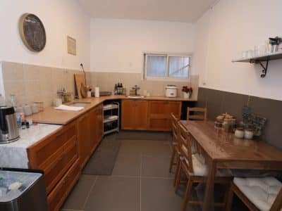 דירה לשבת בשלומי — בית כנסת מעל הבית ובריכה צנועה