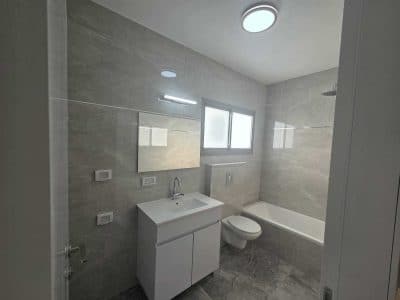 וילה לשבת בטבריה עילית — 8 חדרים, בריכה ונוף, עד 30 איש