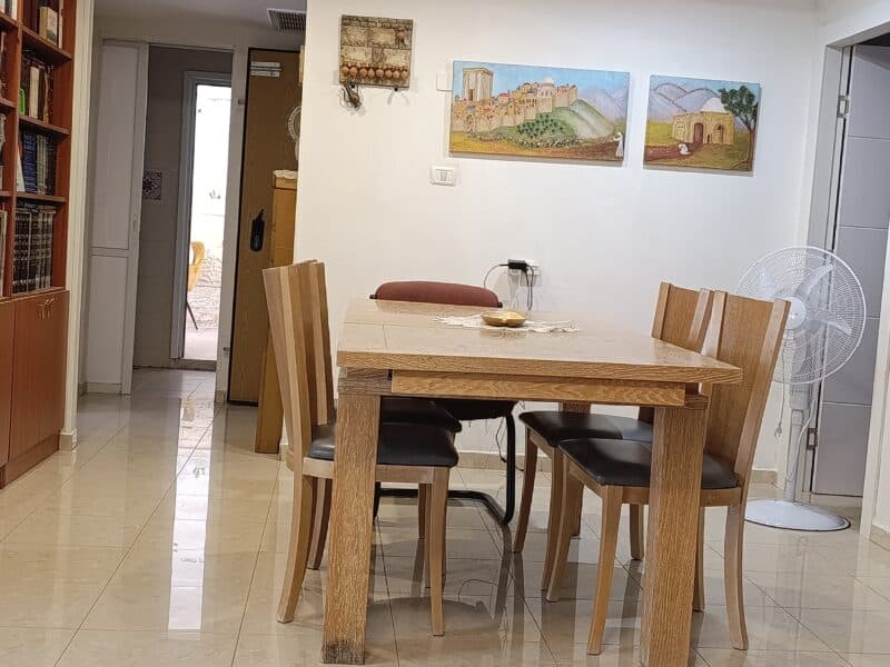 דירת גן לשבת בהר חומה, ירושלים — גינה ירוקה וחצר מרווחת