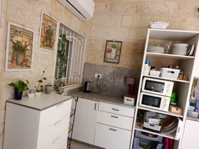 דירת גן לשבת בהר חומה, ירושלים — גינה ירוקה וחצר מרווחת