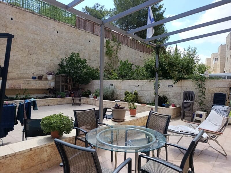 דירת גן לשבת בהר חומה, ירושלים — גינה ירוקה וחצר מרווחת