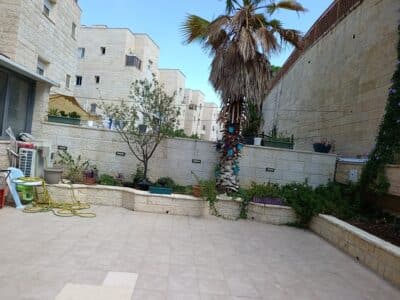 דירת גן לשבת בהר חומה, ירושלים — גינה ירוקה וחצר מרווחת