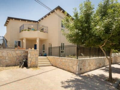 וילת נופש לשבת במיצד — בית היסמין, בריכה מגודרת וטרמפולינה