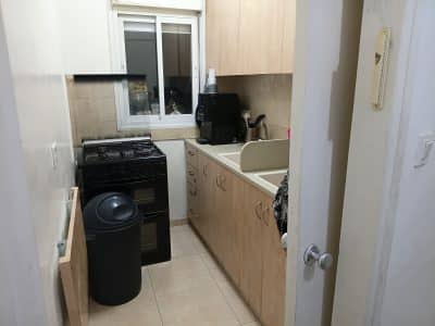 דירה לשבת בגאולה, ירושלים — מרפסת סוכה ומשחקים לילדים