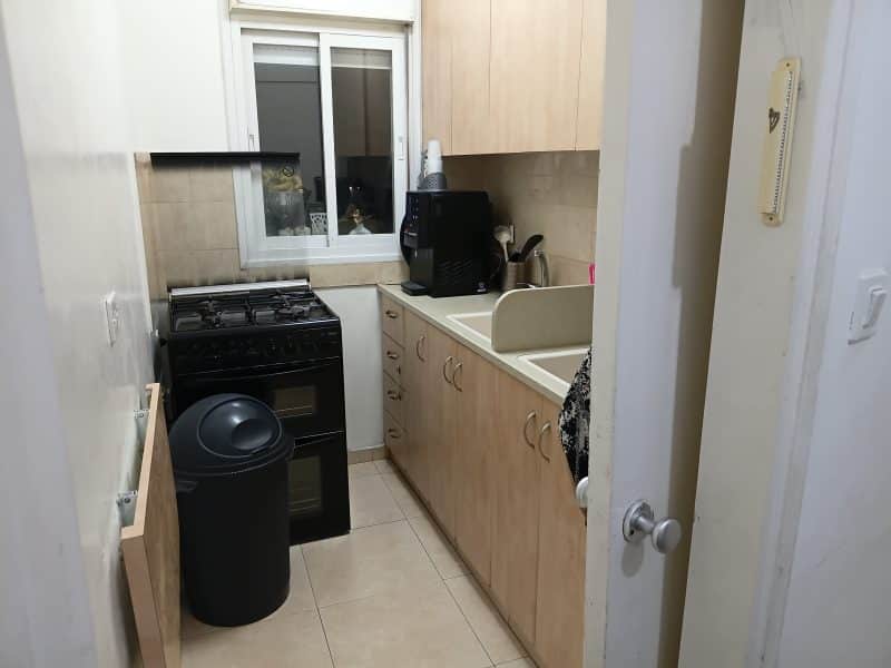 דירה לשבת בגאולה, ירושלים — מרפסת סוכה ומשחקים לילדים