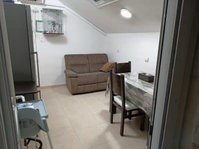 דירה לשבת בגאולה, ירושלים — מרפסת סוכה ומשחקים לילדים