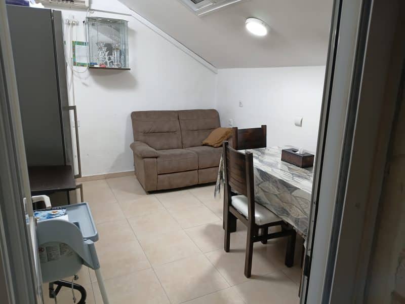 דירה לשבת בגאולה, ירושלים — מרפסת סוכה ומשחקים לילדים
