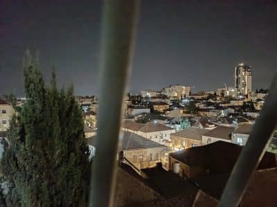 דירה לשבת בגאולה, ירושלים — מרפסת סוכה ומשחקים לילדים