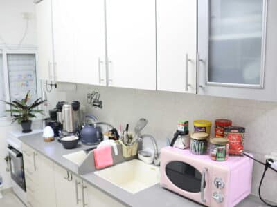 יחידת דיור לשבת בקריית ויז'ניץ, בני ברק — דקה מבית המדרש הגדול