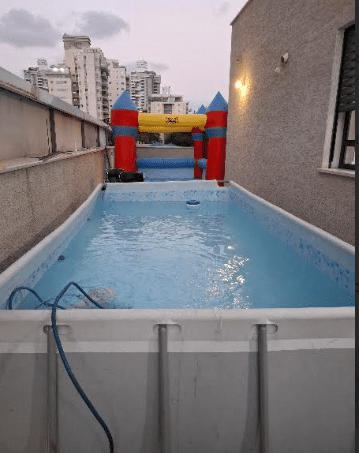 וילה לשבת בנתניה — 6 חדרי שינה, 20 מיטות ובריכה בחצר
