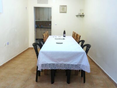 דירה לשבת ברובע היהודי, ירושלים — 14 מיטות, חצר ודקות מהכותל