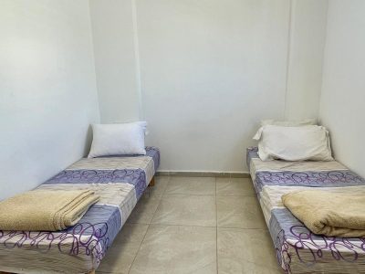 דירת נוף לשבת ולחגים בפרדס כץ, בני ברק — 7 מיטות, מרפסת סוכה וממ״ד