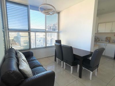 דירת נוף לשבת ולחגים בפרדס כץ, בני ברק — 7 מיטות, מרפסת סוכה וממ״ד