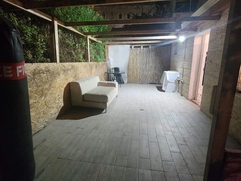 דירת קרקע לסוכות במוסררה, ירושלים — סוכה 30 מטר, חניה פרטית, 20 דקות מהכותל