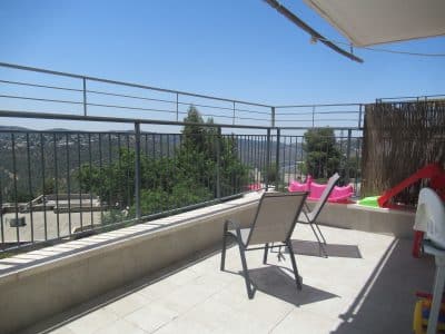 דירה לשבת בקרית יערים — 4 חדרים, מרפסת ונוף להרים
