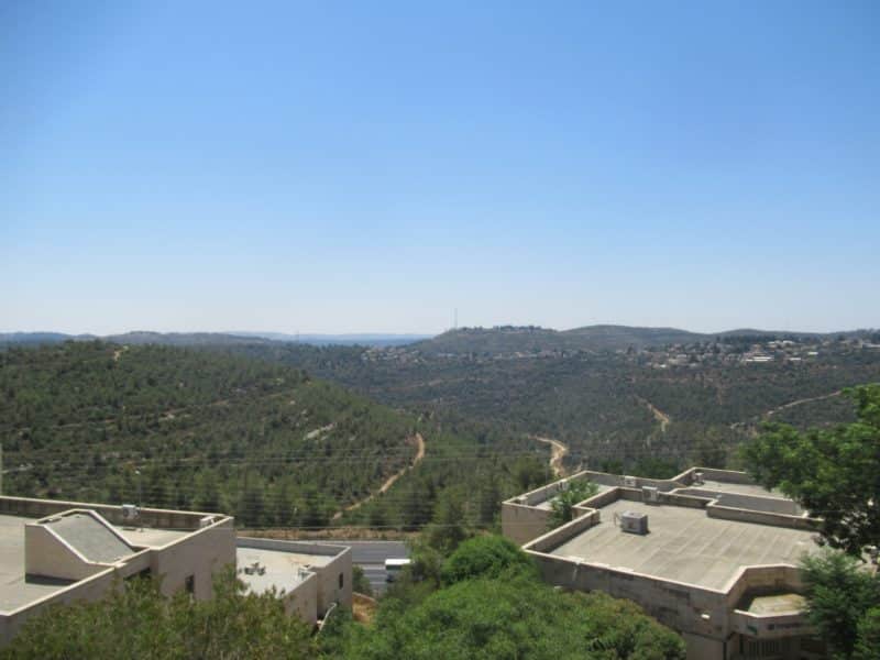 דירה לשבת בקרית יערים — 4 חדרים, מרפסת ונוף להרים